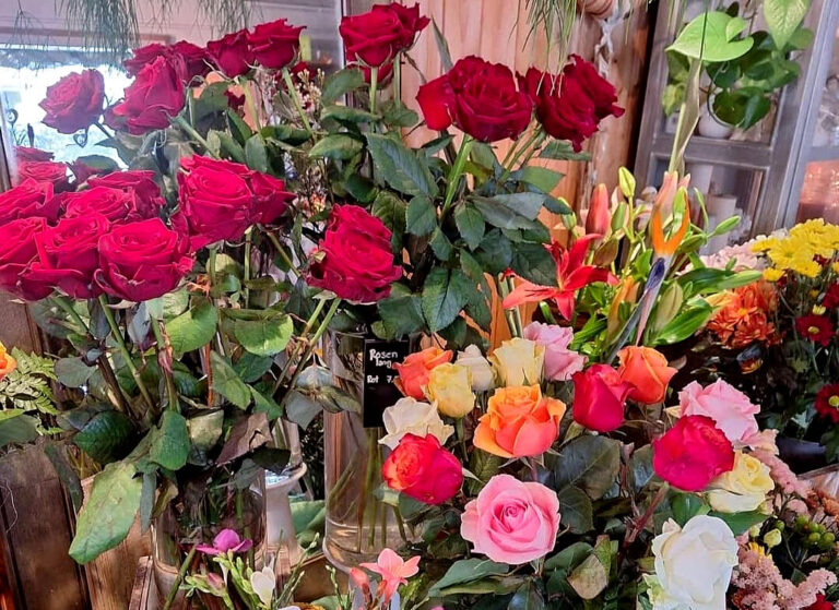 Rosen und Blumen zum Verkauf ausgestellt