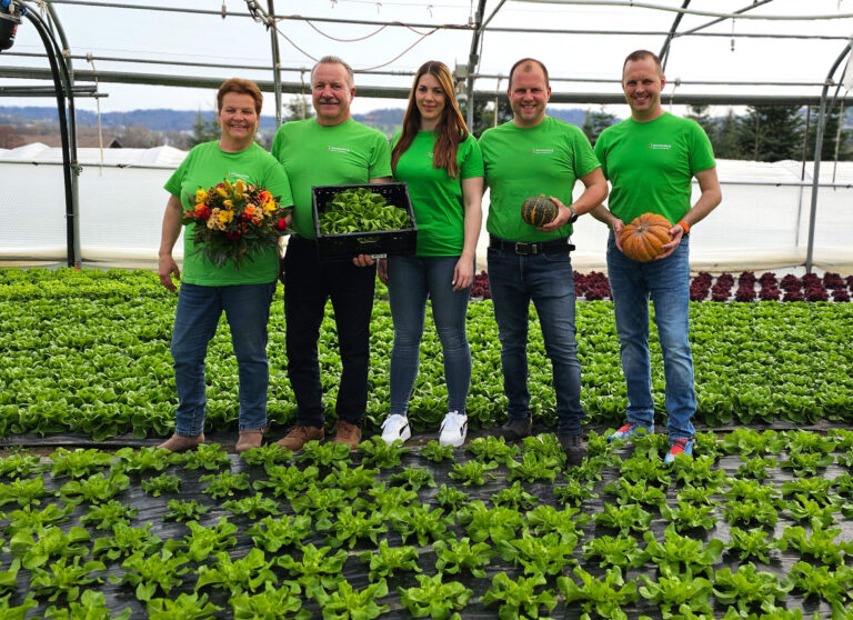 Familienfoto Schellenberg Blumen & Gemüse Steinmaur im Gewächshaus
