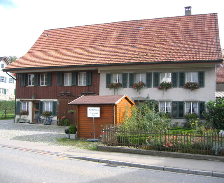 Kartoffeln und Freilandeier zum Verkauf bei Bauernhaus