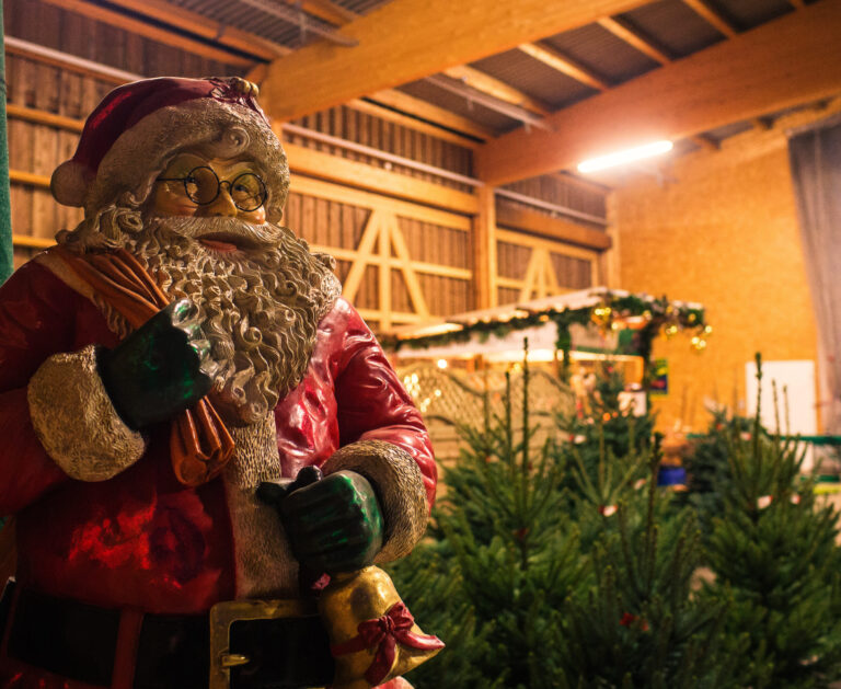 Porzellan-Samichlaus-Figur beim Weihnachtsmarkt