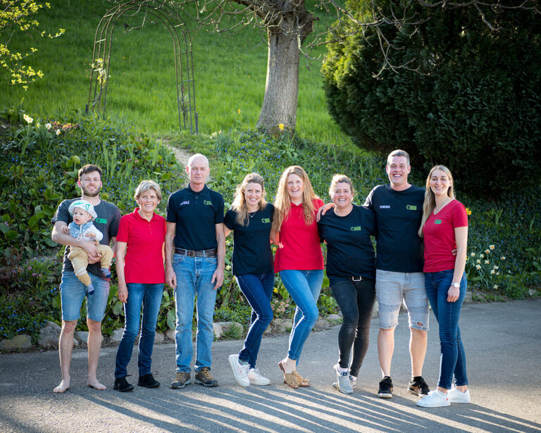 Familie Schibli, der Schibli Beeren AG in Otelfingen. Familienfoto für die Einladung zu vo puur zu puur