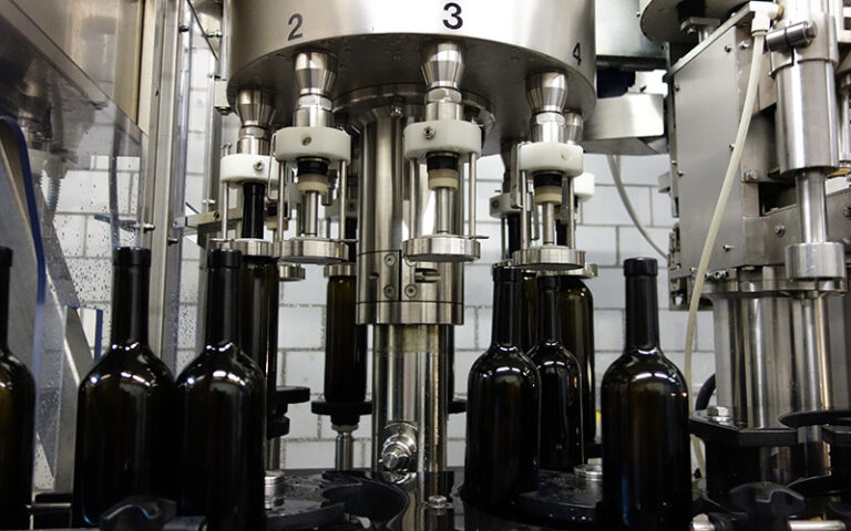 Erste Flaschenabfüllung im neuen Weinkeller im Berghof bei der Winzerfamilie Kindhauser in Wiesendangen . Der erste selbstketelterte Wein .
Wiesendangen 27.03.2013
Bild: Barbara Truninger
Atelier 17 GmbH